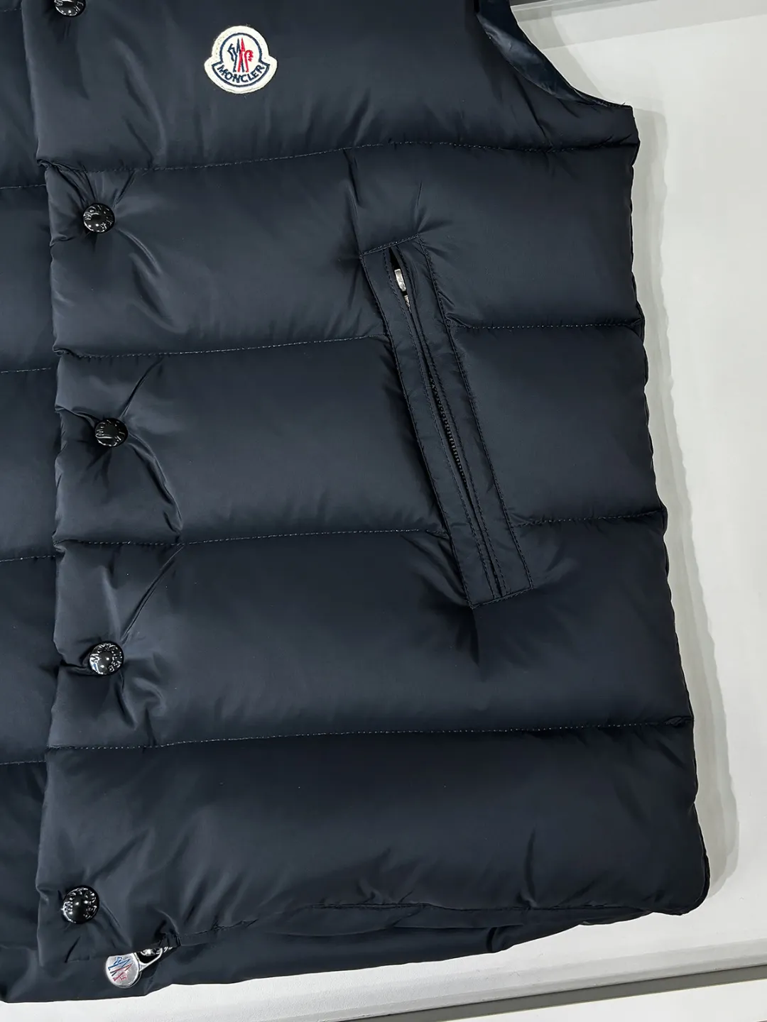 Tibb Moncler Classic ， 80 。 longue saison ， 。 。 ： longue saison Longue saison ， ， Same Style :Black 25001Size : 1-5 1 ： 46cm- 116cm- 65cm 2 ： 48cm- 118cm- 67cm 3 ： 50cm- 120cm- 69cm 4 : 52cm- 122cm- 71cm 5 : 54cm- 124cm- 73cm